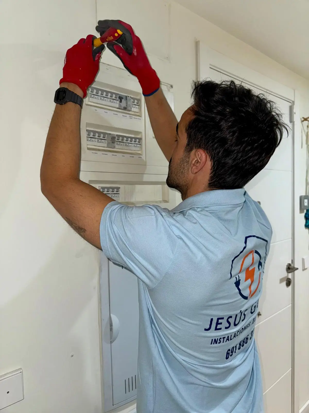 Montaje y actualización de cuadros eléctricos, centralizaciones, boletines eléctricos y certificados oficiales.