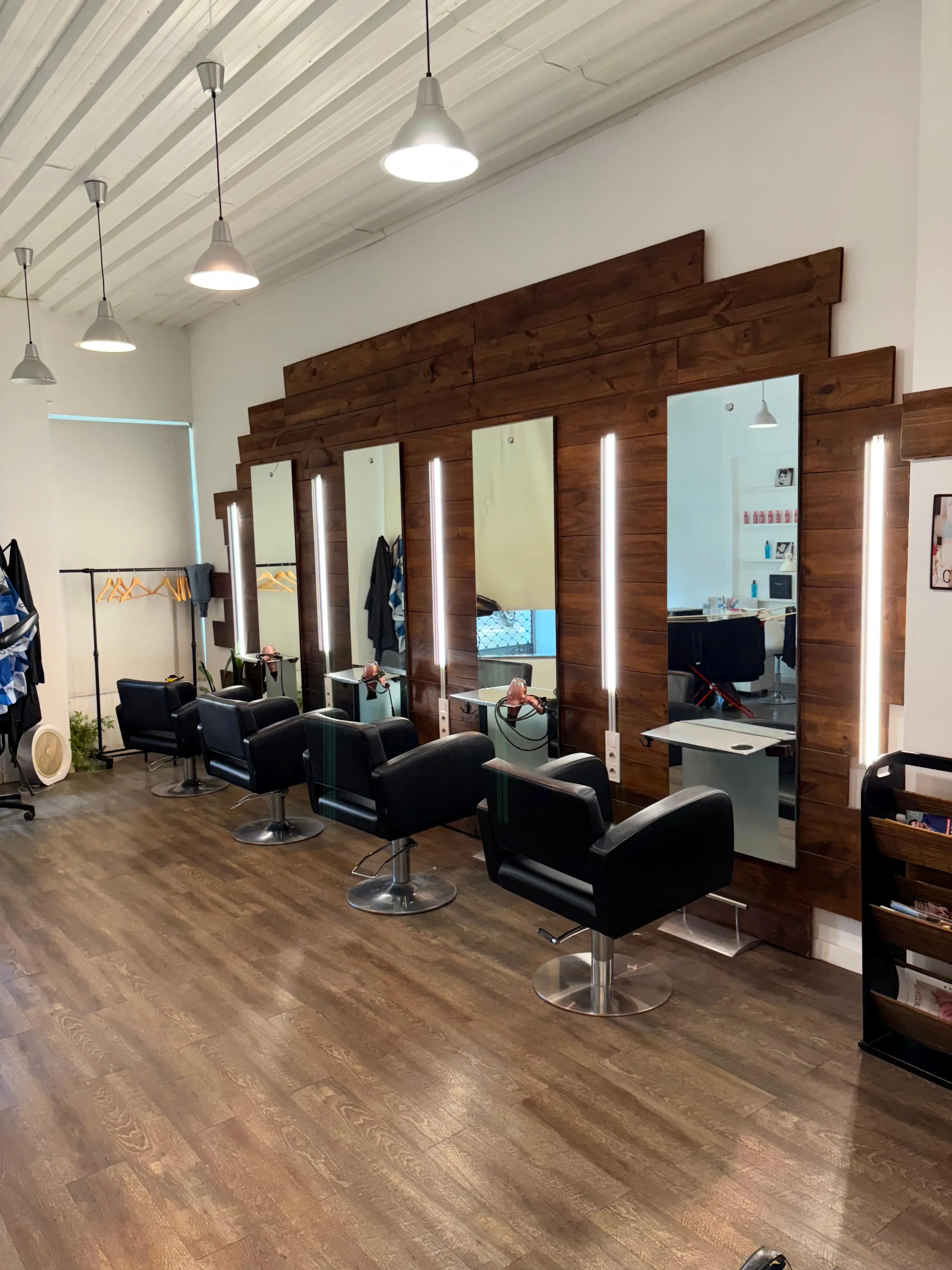 Montaje y sustitución de luminarias, instalación de iluminación LED y proyectos de iluminación decorativa o funcional.