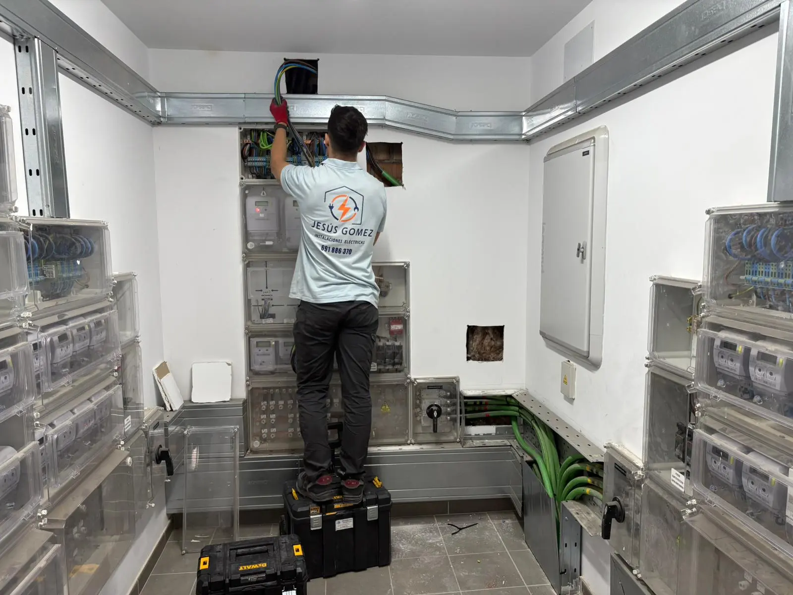 Diseño e instalación completa de sistemas eléctricos en viviendas, locales y oficinas, incluyendo reformas y obras nuevas.