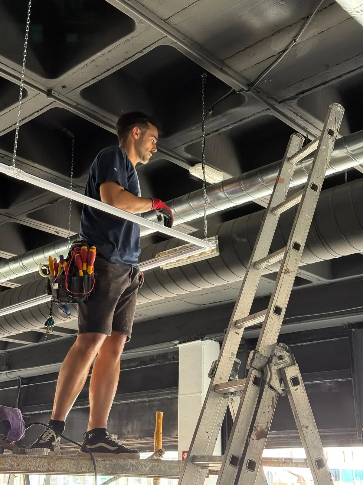 Diagnóstico y solución de fallos eléctricos, sustitución de fusibles, diferenciales, magnetotérmicos y cableado antiguo.