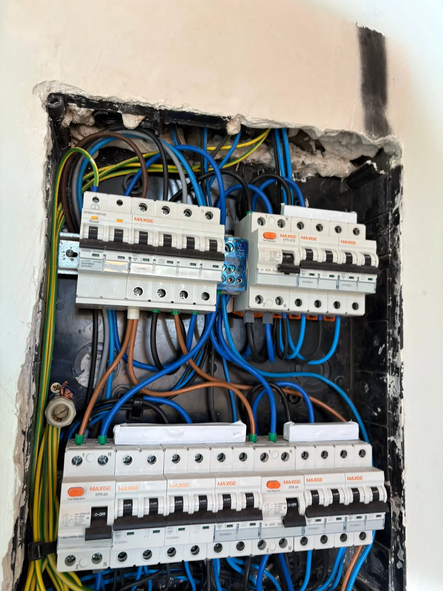 Instalación, redistribución y reparación de enchufes, interruptores y otros mecanismos eléctricos.